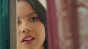 Depois do hit "drivers license", Olivia Rodrigo lança o seu novo single "deja vu"